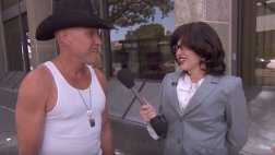 Miley Cyrus hace de reportera para saber qué piensan de ella