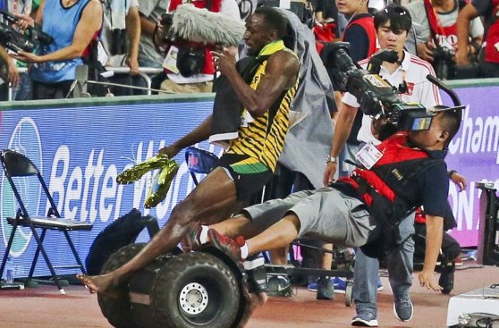 Usain Bolt: cuadro x cuadro del accidente con el camarógrafo