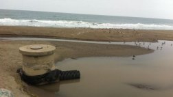 Villa El Salvador: tubería rota vierte aguas servidas en playa