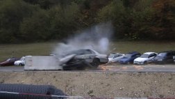 YouTube: ¿Qué le pasa a un auto cuando choca a 200 km/h?