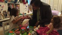 Jaime Bayly enternece a cientos por foto jugando con su hija
