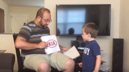 YouTube: Otro niño sorprende al reconocer marcas de autos