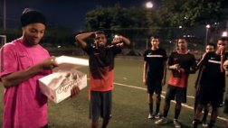 Ronaldinho estrenó chimpunes en divertido desafío con jóvenes