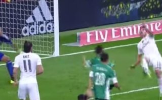 James Rodríguez deleitó al Bernabéu con este golazo de chalaca