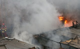 La Victoria: incendio en depósito se extendió a casas aledañas