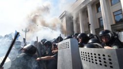 Ucrania: Protestas frente al Parlamento dejan un guardia muerto