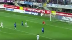 'Chicharito' falló increíble gol en su debut en Bayer (VIDEO)