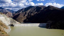 Al menos 6 personas fallecieron tras caída de miniván a presa