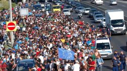 Hungría: Más de 1.000 refugiados caminan en dirección a Austria