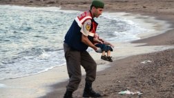 Policía que cargó el cadáver de Aylan Kurdi: "Pensé en mi hijo"