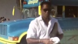 Patrick Kluivert: el humilde bus en el que viaja con Curazao