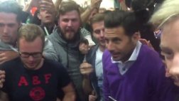 Claudio Pizarro llegó a Bremen aclamado por hinchas (VIDEO)