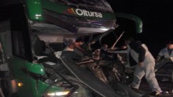 Choque entre bus de Oltursa y tráiler dejó 15 heridos