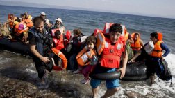 Refugiados abandonan isla Lesbos y llegan a Grecia continental