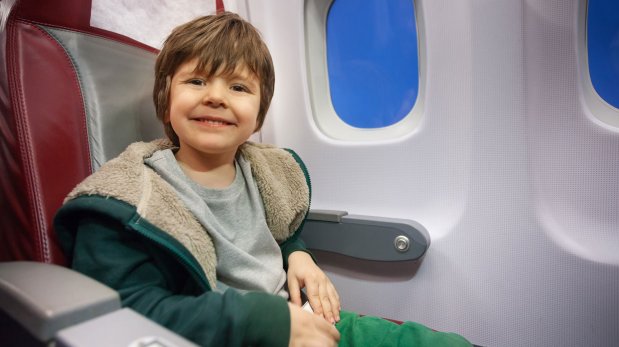 Viajar con niños en un avión ¿Cómo hacerlo llevadero?