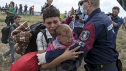 Refugiados escapan del campo de Roszke, el 'Guantánamo húngaro'