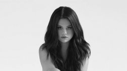 Selena Gomez lució sensual 'topless' para publicitar disco