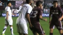 A lo Jara: jugador le metió la mano a rival en Vélez-Lanús