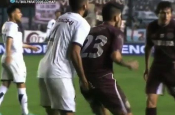 A lo Jara: jugador le metió la mano a rival en Vélez-Lanús