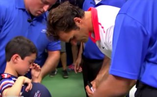 El tierno gesto de Roger Federer con un niño que la pasaba mal