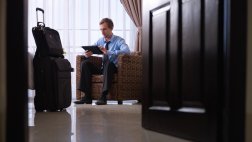 ¿Cómo identificar comentarios falsos sobre hoteles en internet?
