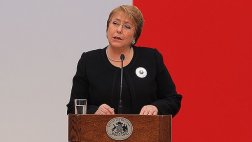 Bachelet pide fortalecer la democracia en aniversario del golpe