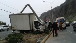 Costa Verde: camión se estrelló contra poste y dejó dos heridos