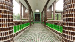 Este templo budista fue construido con botellas de vidrio