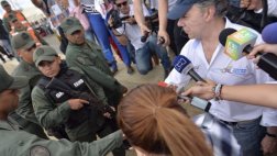 Santos llegó a la frontera y saluda a militares venezolanos