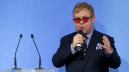 Elton John fue engañado por humorista que le dijo ser Putin