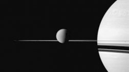 Hallan un océano de agua líquida en una luna de Saturno