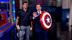 Conductor de TV se defiende del saque de Djokovic con escudo