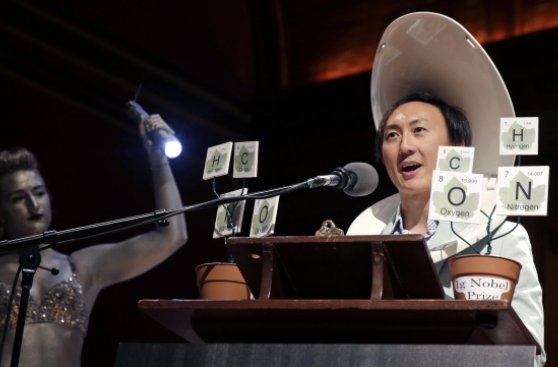 Antinobel 2015: “deshervir” un huevo y la ley de orinar ganaron