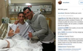 Carlos Tevez visitó a jugador al que le fracturó el tobillo