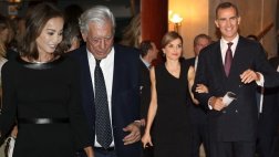 Mario Vargas Llosa e Isabel Preysler ante los reyes de España