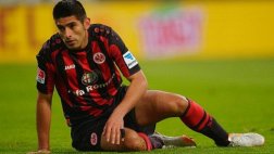 Carlos Zambrano se lesionó en derrota de Eintracht Frankfurt