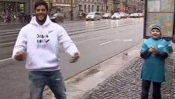 Hulk bailó "Ai se eu te pego" en la calle para ayudar a niño