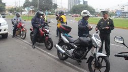 Motociclistas deberán usar chalecos con número de placa