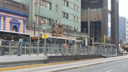 Metropolitano: caos por vuelco de coaster en carril exclusivo