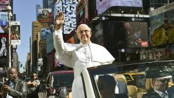 ¿Por qué esta estatua del Papa alarmó a Nueva York?