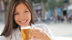 Tomar cerveza reduce el riesgo de sufrir un infarto en mujeres