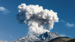Cerca del volcán Ubinas viven unas 600 familias