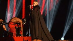 Madonna estuvo a punto de caerse de nuevo en el escenario