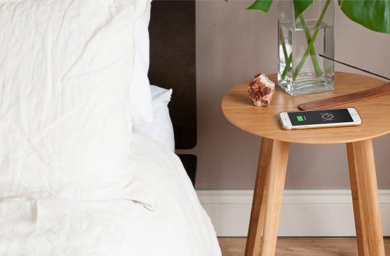 FurniQi, la mesa de bambú que carga tu celular sin cables