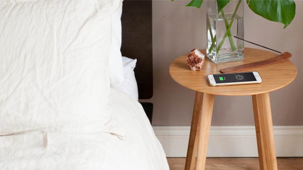 FurniQi, la mesa de bambú que carga tu celular sin cables