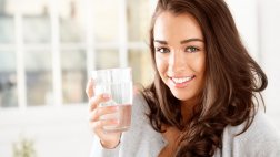Trucos para ayudarte a tomar agua (sin terminar odiándola)