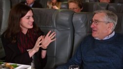 Anne Hathaway enseña a Robert de Niro a utilizar Facebook