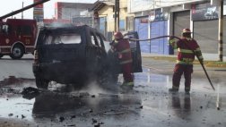 Chimbote: policía salva de morir tras choque e incendio de auto