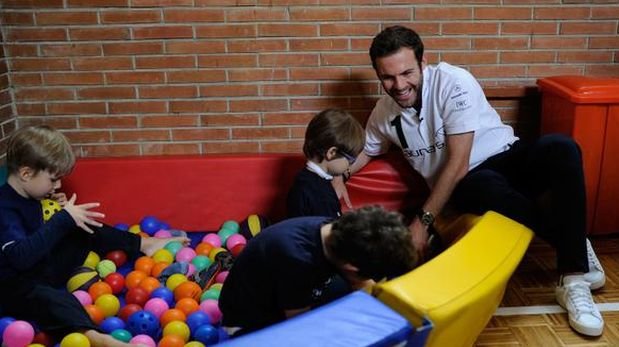 Juan Mata llevó alegría a niños con discapacidad intelectual