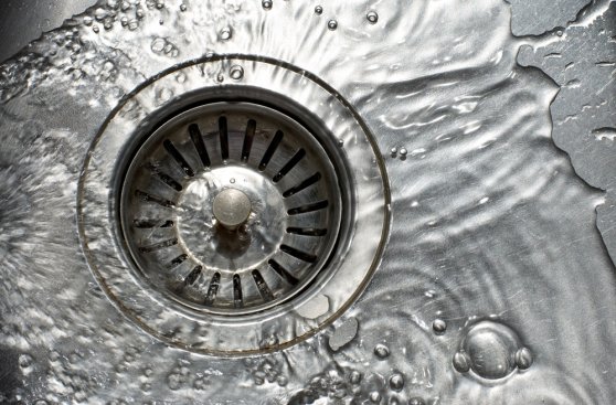 Aprende a desatorar tuberías utilizando bicarbonato